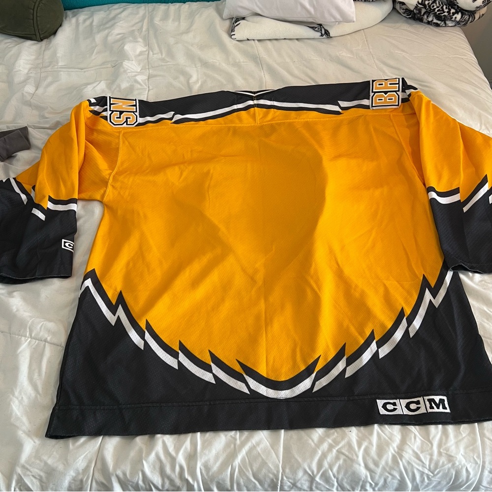Boston Bruins CCM Pooh Bear NHL Hockey Jersey Vintage Yellow - Picture 10 of 15